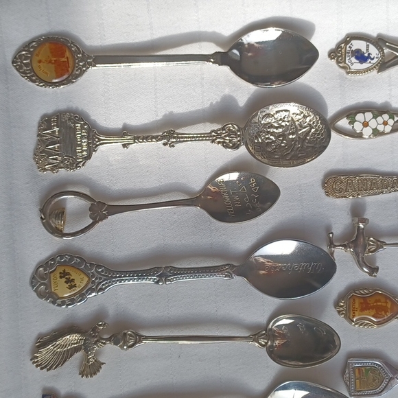 Canadiana Memorabilia Vintage Collector Spoons- Set of 31 - Picture 3 of 16
